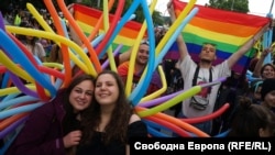 Участници в София прайд по време на шествието по улиците на София