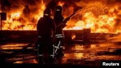 საილუსტრაციო ფოტო. უკრაინელი მეხანძრეები აქრობენ ოდესაზე რუსული დრონებით შეტევის შედეგად გაჩენილ ხანძარს