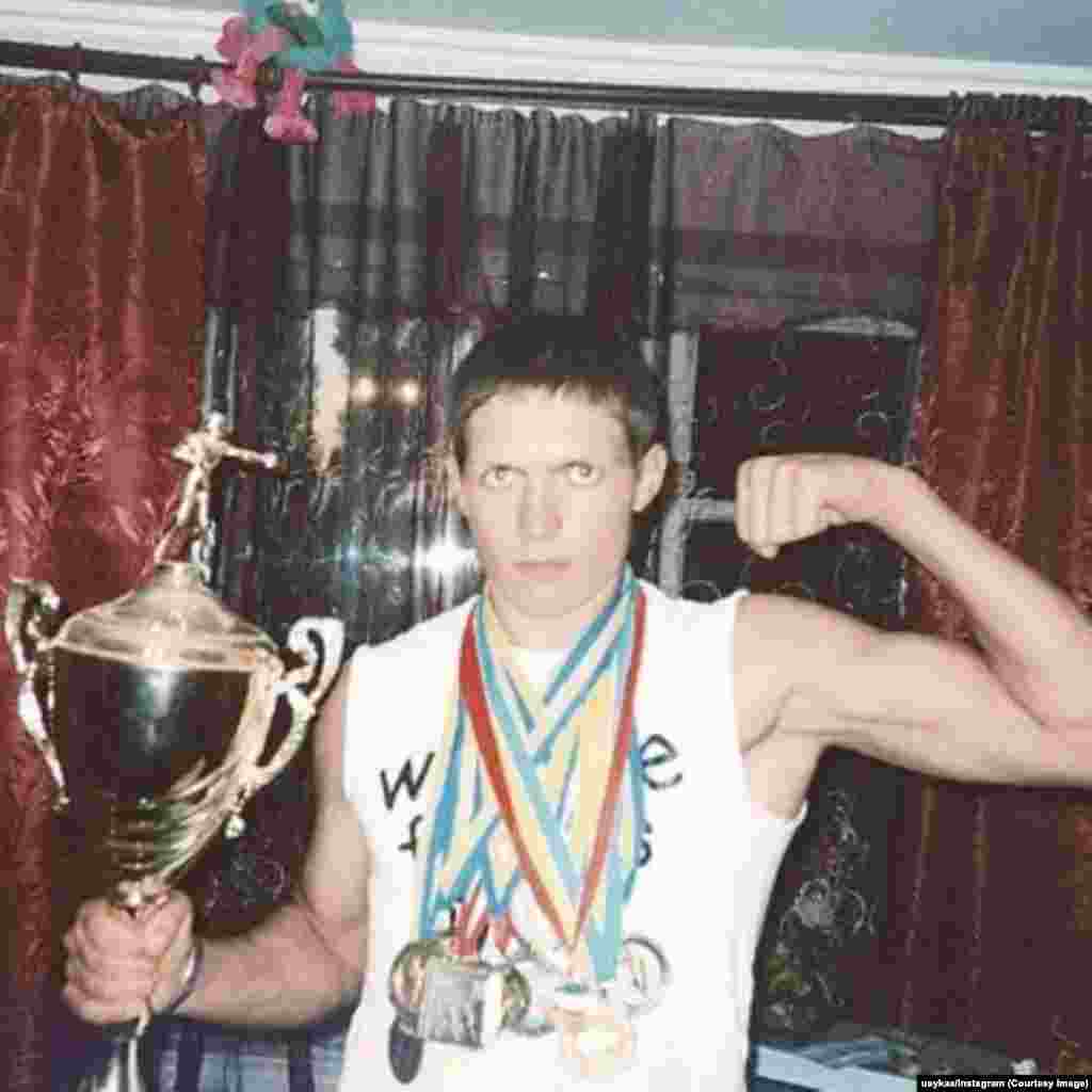 Усик з деякими зі своїх ранніх боксерських медалей.Спортсмен розповідає, що в дитинстві пообіцяв матері, що одного дня купить великий будинок, де вся сім'я зможе жити разом. «Цими руками я зроблю все, що в моїх силах, щоб тобі більше не довелося працювати, моя люба мамо», – сказав він їй