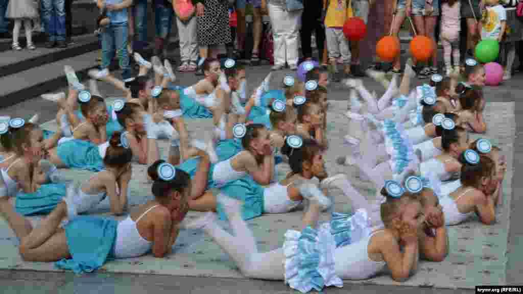 Parad iştirakçileri içün bala taqımları iştiraginen eglence programmanı azırladılar