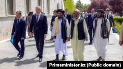 Казакстандын вице-премьери Серик Жумангарин (солдон экинчи) апрелдеги Ооганстанга иш сапарында “Талибан” өкмөтүнүн өкүлдөрү менен жолуккан.