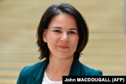 Annalena Baerbock, co-lider al partidului Verzilor, candidată la viitoarele alegeri naționale din septembrie, zâmbește în timp ce dădea o declarație de presă la Berlin la 29 aprilie 2021