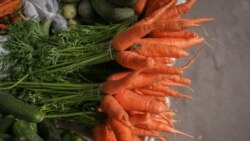 Tomsuň gelmegi bilen, käbir azyk önümleri arzanlaýar. Aşgabatda käşir tapdyrmaýar
