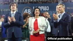 სალომე ზურაბიშვილი, რომელიც 2018 წელს „ოცნების“ მხარდაჭერით გახდა პრეზიდენტი, ახლა პარტიის „რეალურ მმართველს“ აკრიტიკებს.