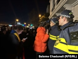 აქციის მონაწილეებისგან ცოცხალი კედლით იცავენ რესტორნის შენობას პოლიციელები, 12 იანვარი, 2025 წელი