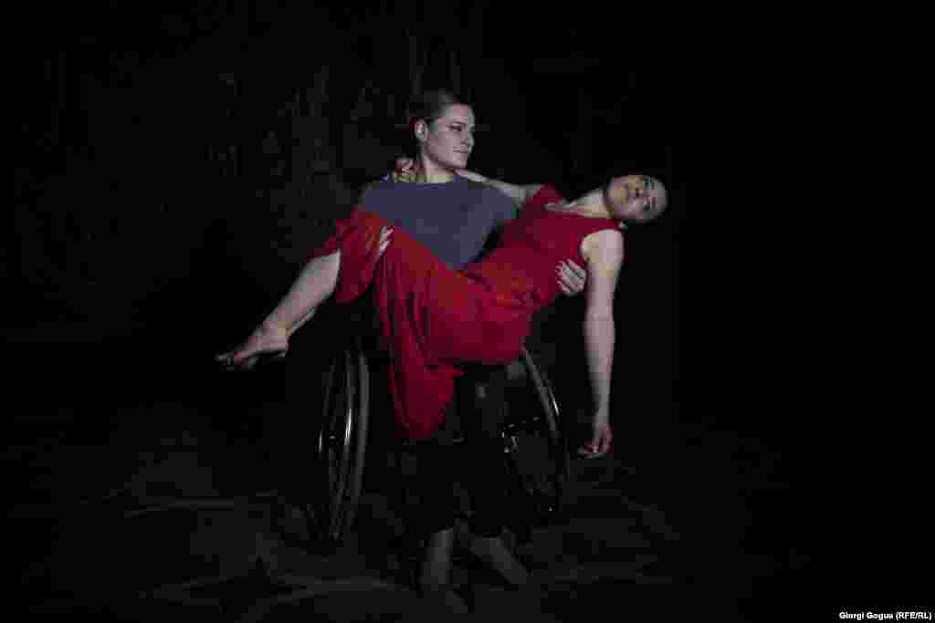 "როდესაც დასში ცეკვა შემომთავაზეს, ცოტა გამეცინა კიდეც, მაგრამ ვცადე ინტერესის გამო. ქეთისთან [დასის ხელმძღვანელთან] მეგობარმა მიმიყვანა და გავოცდი, როცა აღმოვაჩინე, რომ ეტლის მოძრაობა, რომელსაც ყოველდღე ვიყენებთ, შეიძლებოდა, საცეკვაო ნომერში ლამაზი&nbsp;ყოფილიყო".