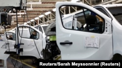 Președintele Donald Trump vrea ca importurile de mașini în SUA să aibă tarife mai mari. 