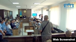 16 жастағы Шерзат Полаттың өліміне байланысты Жетісу облысы Талдықорған қаласында өтіп жатқан сот процесі. Жоғарғы соттың трансляциясынан скриншот.