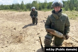 Беларуски военни сапьори по време на разминирането на обекта близо до село Павловка през май 2024 г.