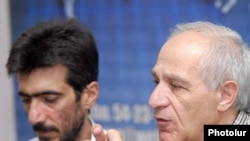 Председатель Союза архитекторов Мкртич Минасян (справа) и директор музея-института Александра Таманяна Александр Таманян  