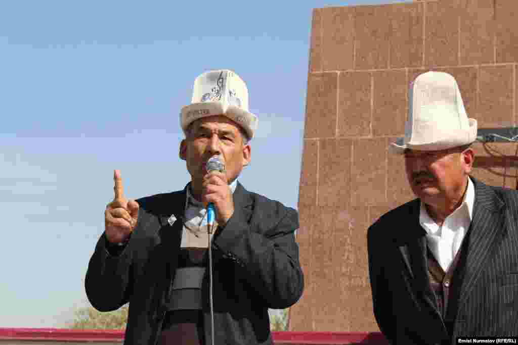 Калмамат Турдубаев в центре, один из сторонников партии "Ата Журт"