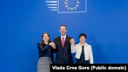 Министерката за европски прашања на Данска, Мари Бјере, премиерот на Црна Гора Милојко Спајиќ и комесарката на ЕУ за проширување Марта Кос. Брисел, 16 декември 2025 година.