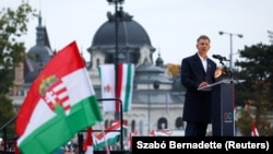 „Akkor ő még a hatalom hazugságát leplezte le, ma viszont ő az, aki évek óta hazudik a saját népének és közben elvárja a hálát mindenért” – fejtette ki a Tisza elnöke.