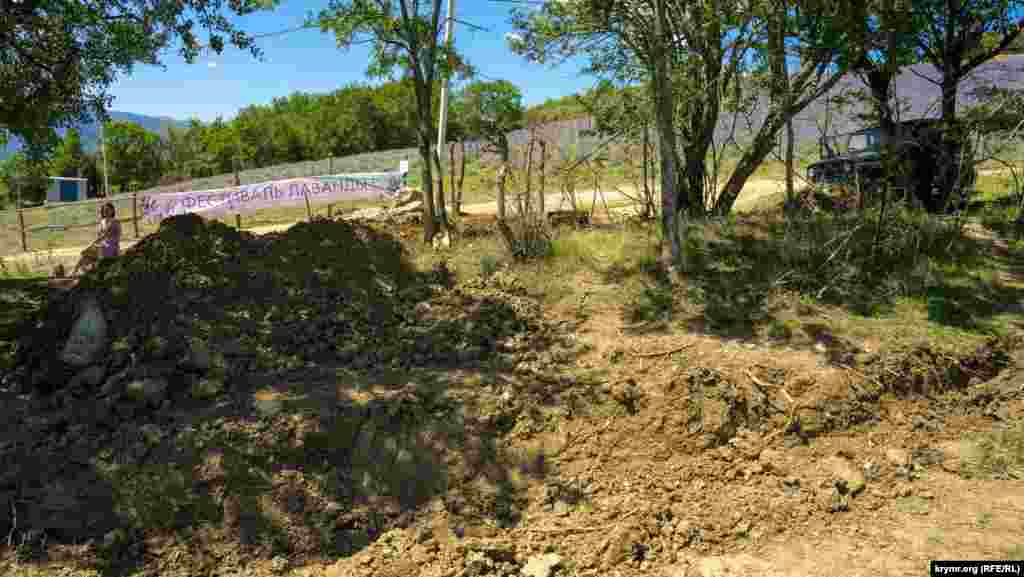 Буквально минулого тижня за розпорядженням адміністрації заводу на під'їздах до плантації екскаватором вирили рови&nbsp;