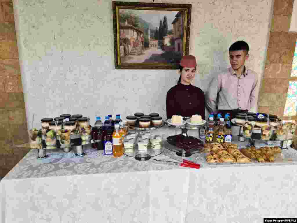 Er kes qırımtatar tatlılarından ala bildi