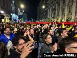 Susținători ai lui Nicușor Dan în fața sediului de campanie.