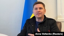 За словами Подоляка, повідомлення про підготовку до можливої евакуації людей із Києва на випадок зникнення світла, тепла і води «виглядає, скоріше, саме як просто заява для того, щоб трошки, знаєте, налякати людей»