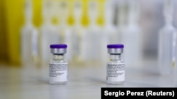 Флаконы с вакциной Pfizer-BioNTech. Иллюстративное фото. 