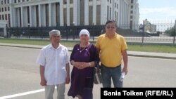 Мать гражданского активиста Дулата Агадила Гульбараш Жолмухамбетова (в центре) у здания генеральной прокуратуры Казахстана с активистами Кайырлы Омаром (слева) и  Жанатом Нуркишевым. Нур-Султан, 1 июня 2020 года.