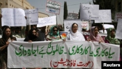 په کوټه کې د ښځو د حقونو فعالانې د ناموس په نوم او جنسیتي وژنو ضد مظاهره کوي - انځور له ارشیفه. 