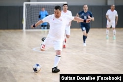 Садыр Жапаров футбол ойноп жаткан учур.