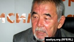 Ведущий айтыса Журсин Ерман во время онлайн-конференции на сайте радио Азаттык. Алматы, ноябрь 2011 года.  