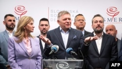 Фицо (в средата) говори на пресконференция в Братислава на 1 октомври.