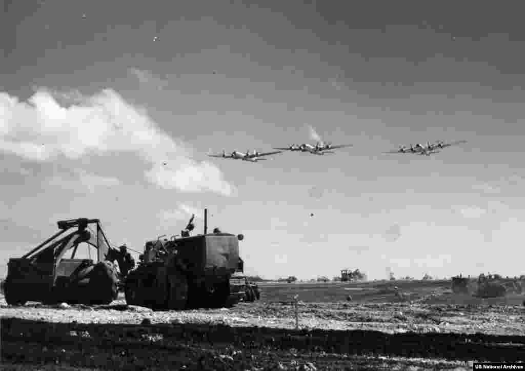 Военные инженеры, работающие на острове Тиниан после прихода американских войск в июле 1944 года.Благодаря своему расположению, остров был важнейшим плацдармом для американских военных стратегов. Он подходил для использования новейшего американского стратегического бомбардировщика B-29