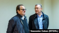 Martorii Ion Păduraru și Igor Corman așteaptă începutul ședinței în dosarul lui Vladimir Plahotniuc, la Judecătoria Buiucani, 27 octombrie 2025.