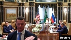 Imagine de la discuțiile americano-ruse la Riad, cu un bodyguard în prim-plan, 18 februarie 2025. 
