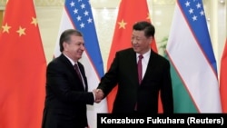 Президент Узбекистана Шавкат Мирзиеев и лидер Китая Си Цзиньпин.