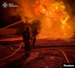 Рятувальники гасять пожежу, що виникла внаслідок російської повітряної атаки. Одещина