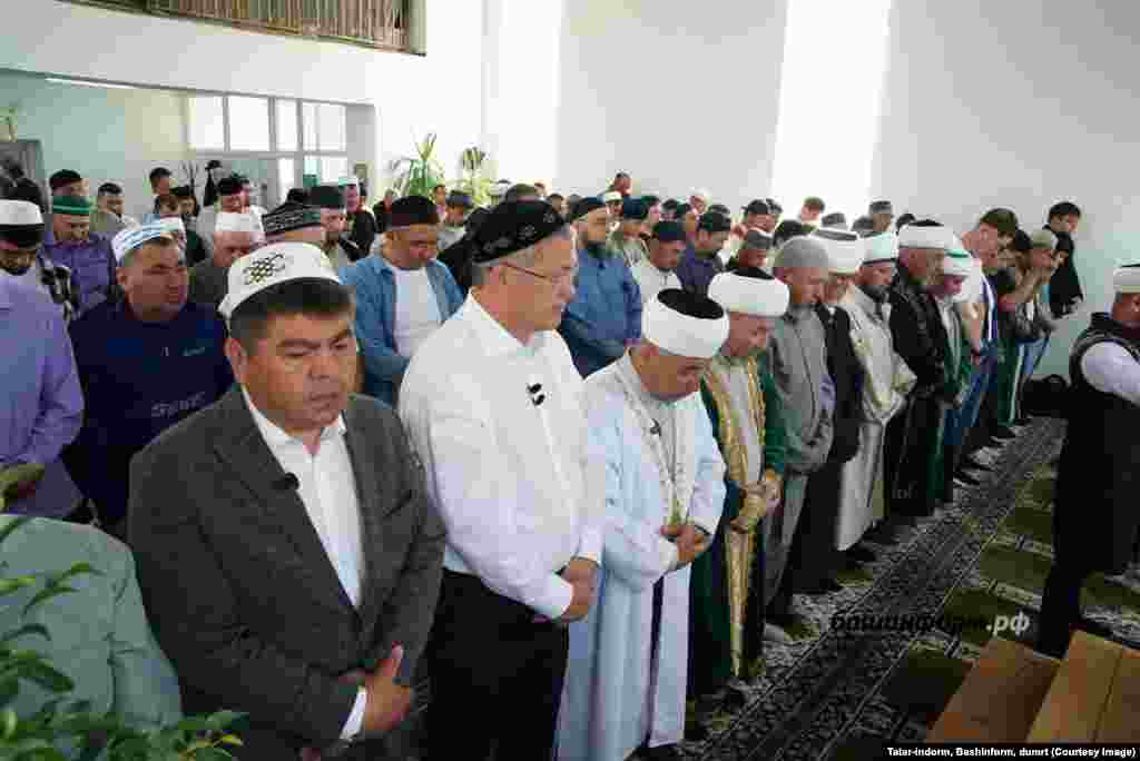 Башкортстан башлыгы Радий Хәбиров Корбан гаете намазында Хайбулла районы Акъяр авылындагы "Җәмигъ" мәчетендә булды