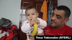 Сирийский беженец Мохаммед Зинзан со своим сыном Раяном. Бишкек. Февраль 2013 года.