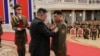 Dictatorul Kim Jong Un decorează un comandant al Armatei Populare Coreene, la sediul Comitetului Central al Partidului Muncitorilor Coreeni din Phenian, Coreea de Nord. Fotografie publicată pe 22 august 2025 de Agenția Centrală de Știri Coreeană (KCNA).