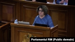 Liliana Nicolaescu-Onofrei, deputată PAS și președintă a Comisiei parlamentare de profil și responsabilă de legislația în domeniul media, văzută aici în una din intervențiile sale în fața parlamentului 