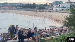 Желі қолдаушылары жолдаған видеодан скриншот. Онда атыс кезінде адамдар жағажайдан қалай қашқаны көрінеді.