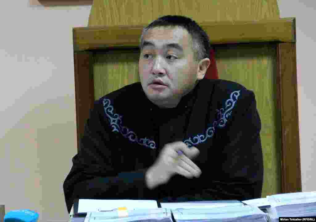 На процессе председательствует судья Алмаз Молдобаев