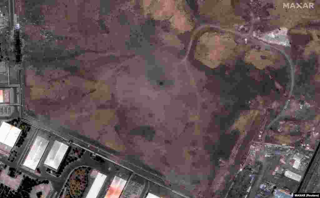 Natanz baýlaşdyryş desgasynda 15-nji iýunda alnan emeli hemra suraty, 22-nji iýunda düşürilen başga bir surat ABŞ-nyň zarbasyndan soň dörän oýugy görkezýär.