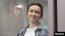 Gazetarja e Radios Evropa e Lirë, Alsu Kurmasheva, gjatë një paraqitjeje në një gjykatë ruse më 31 maj 2024. 