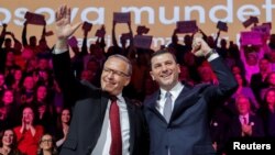 Kryetari i Partisë Demokratike të Kosovës (PDK), Memli Krasniqi (djathtas) dhe kandidati i kësaj partie pë kryeministër në zgjedhjet e 9 shkurtit.