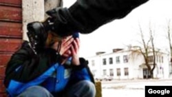 Кыргызстандын мектептеринде окуучулардын бири-бирине салык салып, аны төлөбөгөндөр ар кандай зомбулуктарга кабылаары көптөн бери эле айтылып келет. 