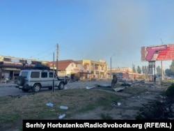 Тилове на той час Добропілля після першого нальоту FPV у липні 2025-го. Тоді працювало багато магазинів і кав'ярень