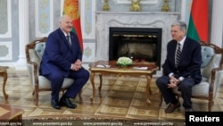 Беларусь басшысы Александр Лукашенко (сол жақта) мен АҚШ президентінің арнайы өкілі Джон Коул. Минск, 13 желтоқсан, 2025 жыл. Лукашенконың ресми сайтында жарияланған сурет.