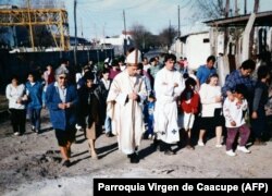 Fotografie realizată în 1998 cu episcopul de atunci Jorge Mario Bergoglio însoțit de părintele Jose Maria de Paola, cunoscut sub numele de „Părintele Pepe” și de localnici.