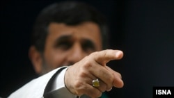 محمود احمدی نژاد، در دیدار با اعضای کمیسیون اصل ۹۰ مجلس، یک بار دیگر گم شدن یك میلیارد دلار از درآمدهای نفتی را کذب محض خواند .