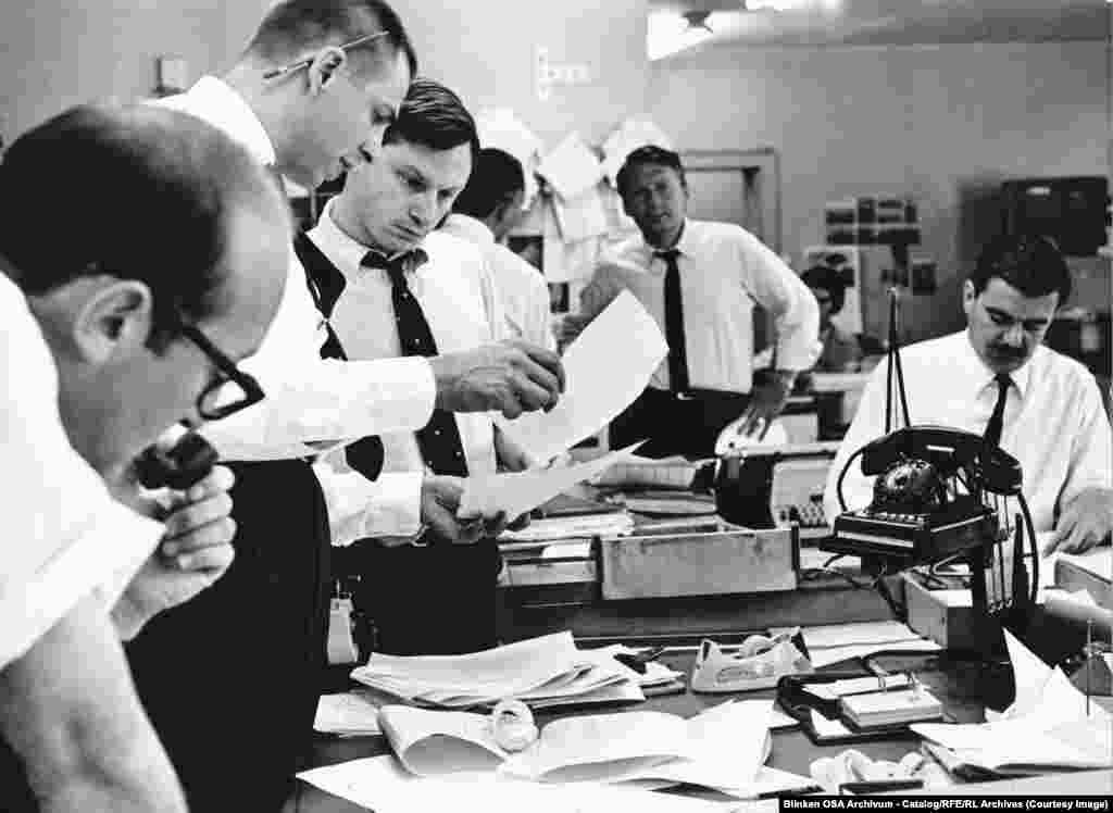 Рэдактары за працай у рэдакцыі Радыё Свабодная Эўропа ў Мюнхэне ў 1967 годзе.У 1967 годзе было раскрыта, што Радыё Свабода фінансавалася ЦРУ, і радыё стала атрымліваць сродкі наўпрост ад Кангрэсу ЗША. Радыё разглядалася як важны інструмэнт у вайне ідэяў паміж камуністычнымі рэжымамі і заходнімі дэмакратыямі.