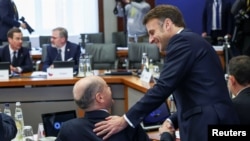 По словам Макрона, Трамп применяет «разведку боем», на которую европейские страны «должны ответить» (архивное фото).