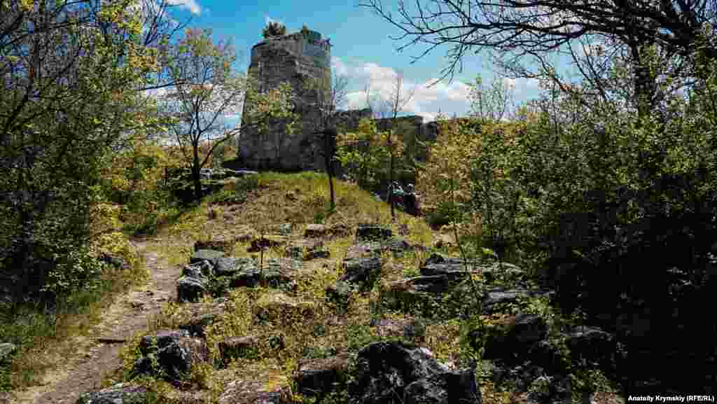Вежа або так званий замок феодала заввишки сягає 10 метрів. Колись вона була круглою, в два поверхи, розділені дерев'яними перекриттями. Сьогодні до башти примикає оборонна кам'яна стіна із залишками будинків, глиняного посуду, з давно зруйнованим отвором для воріт