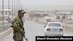 Таджикистанский военный на границе с Афганистаном. 
